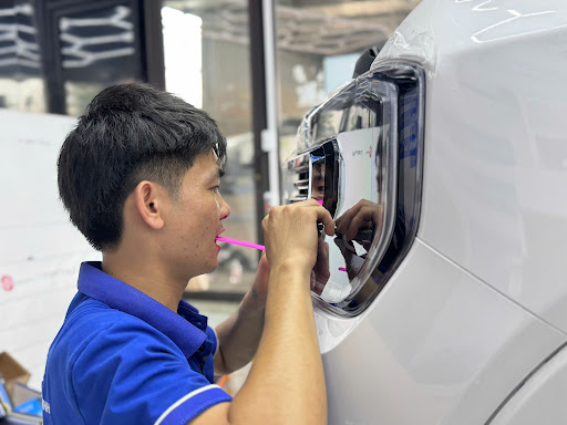 Kỹ thuật viên thi công phụ kiện ô tô